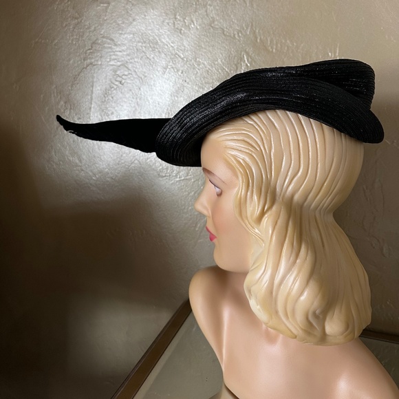 FABULOUS 1940\'s BLACK STRAW HAT WITH BLACK FEATHER WING + FEATHER PUFF main image 9